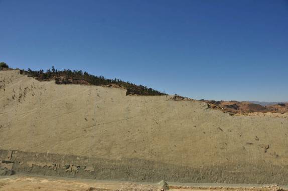 A enorme encosta com centenas de pegadas de dinossauros, em Sucre - Bolívia